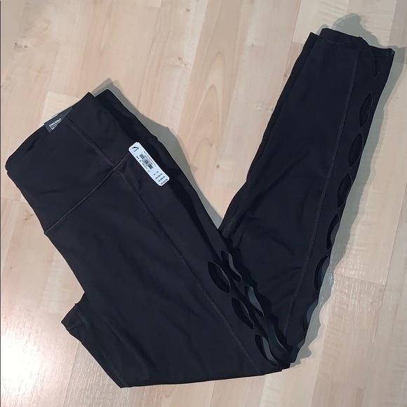 HOST ✅ VICTORIA’S SECRET KNOCKOUT keyhole leggings - Picture 2 of 7